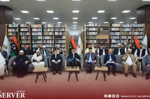 مفتي ليبيا أثناء الإعلان عن موعد عيدالفطر وسط حضور رئيس الحكومة وعدد من المشايخ